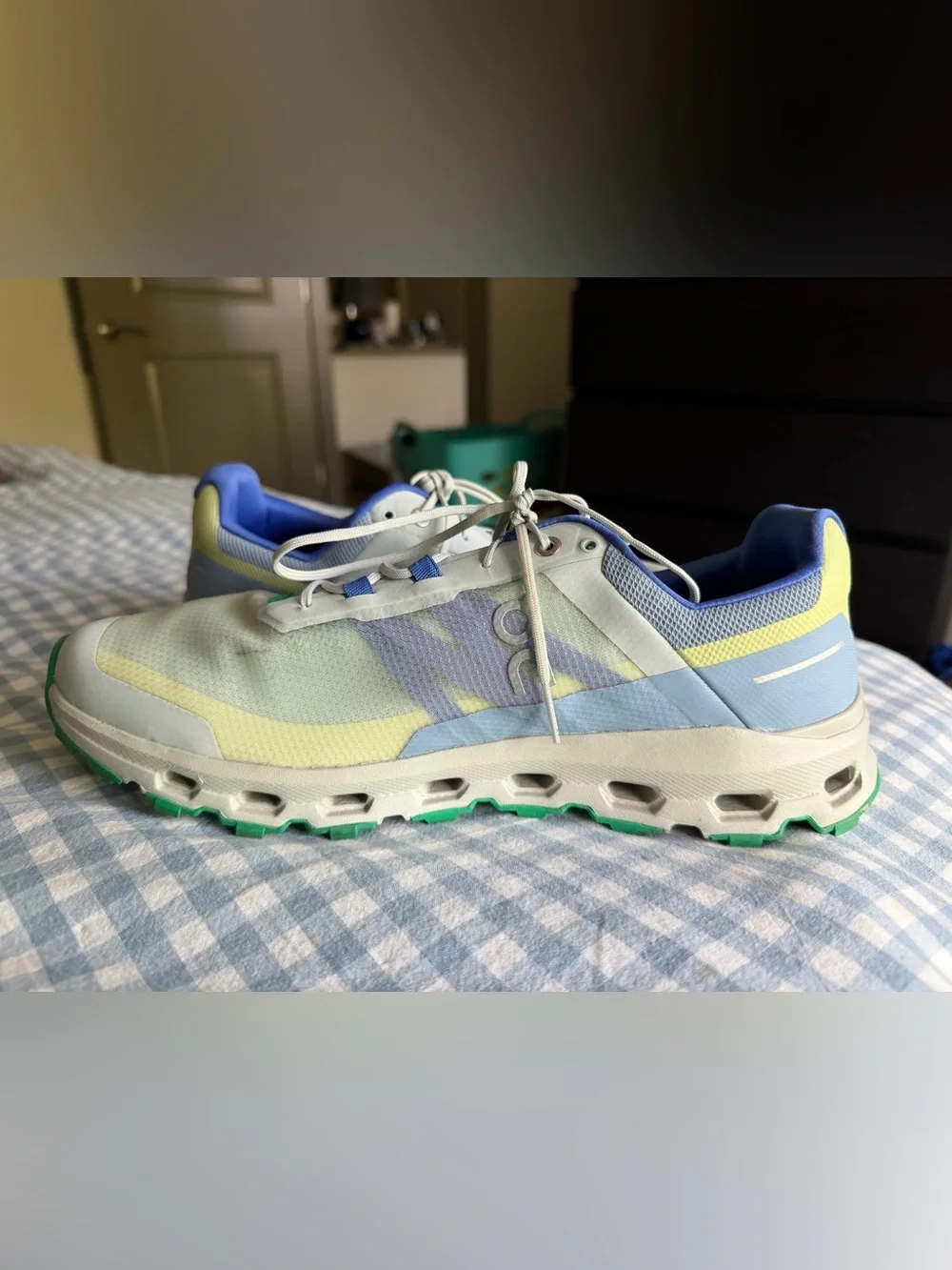 Men’s On Cloudvista trail running sneakers size 10